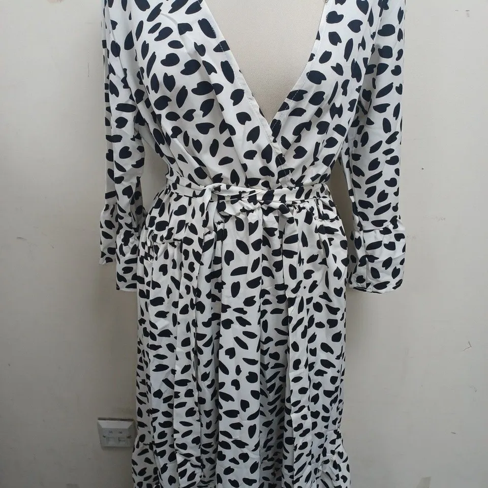 BOOHOO PLUS RUFFLE HEM SPOTTY WRAP DRESS - 18