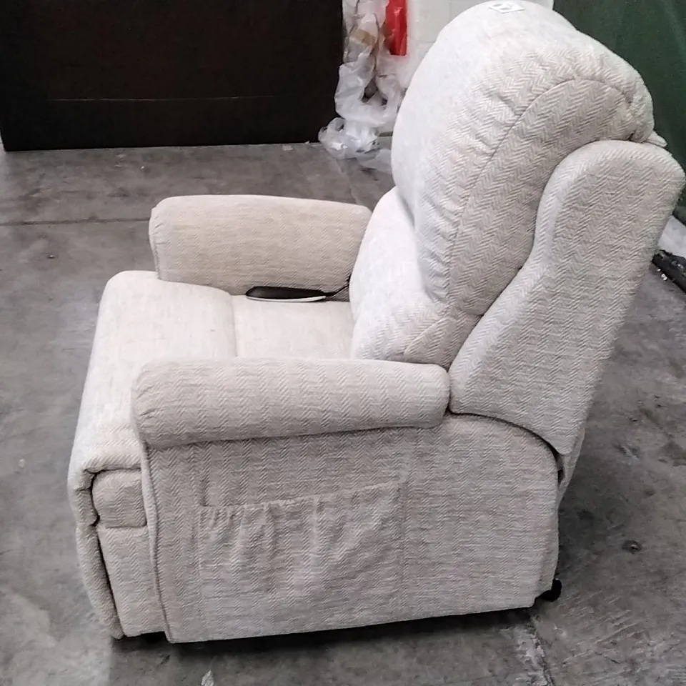 QUALITY BRITISH DESIGNER G PLAN MANUFACTURED NEWMARKET SMALL DUAL ELEVATE CHAIR - CHEVRON SANDSTORM FABRIC 