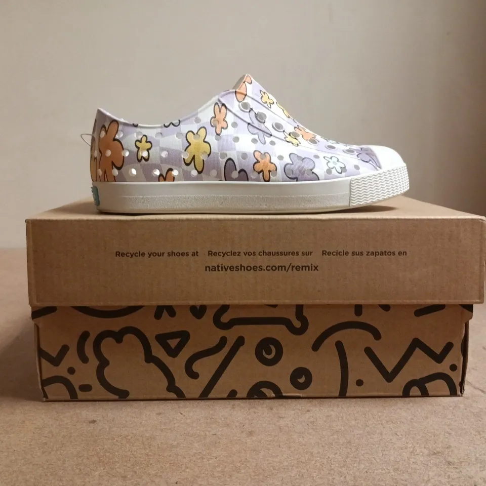 BOXED PAIR OF NATIVE JEFFERSON PRINT KID'S SHOES SIZE UK 9
