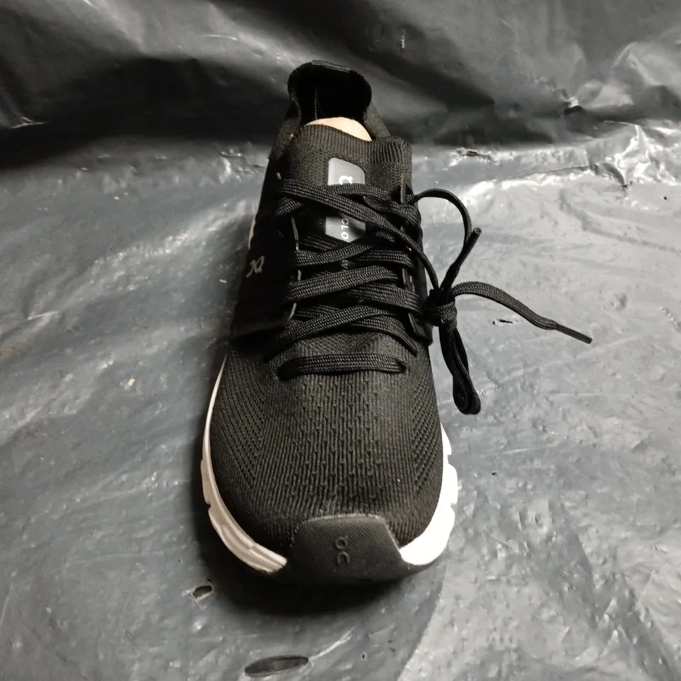 PAIR OF ON CLOUDSTRATUS TRAINERS IN BLACK SIZE UK 5
