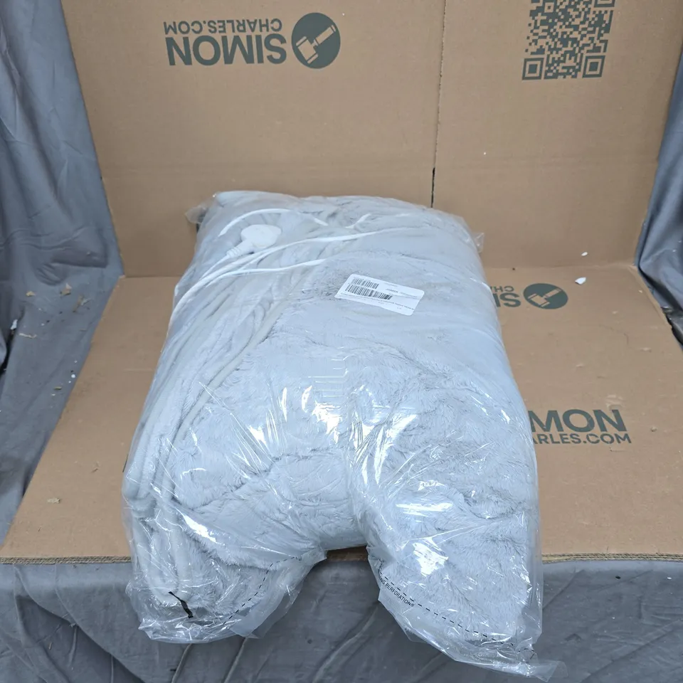 COZEE HOME FAMILY SIZED FAUX FUR & VELVETSOFT HEATED THROW IN GREY