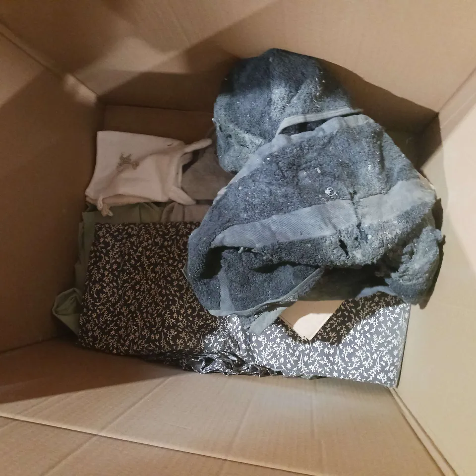 BOX OF APPROXIMATELY 8 ASSORTED HOUSEHOLD ITEMS TO INCLUDE - BLANETS, LUNCH BOX, AND THROW PILLOWS ETC. 