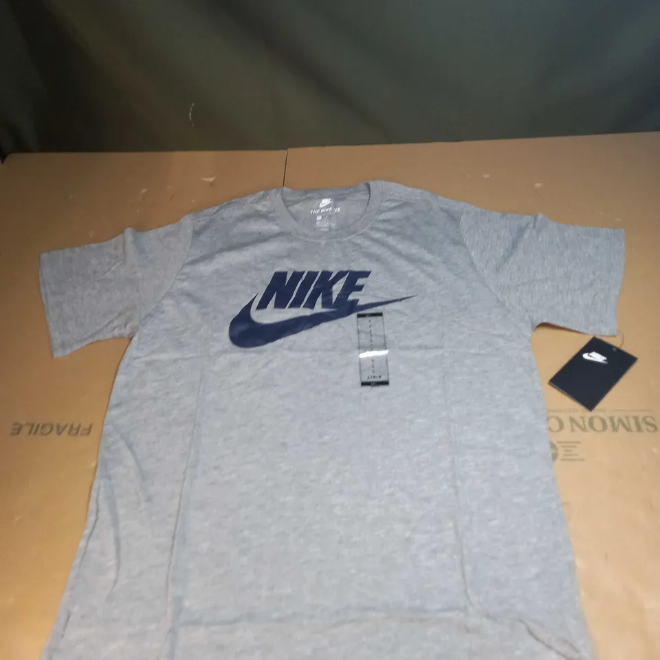 NIKE LOGO STANDARD GREY T-SHIRT SIZE L