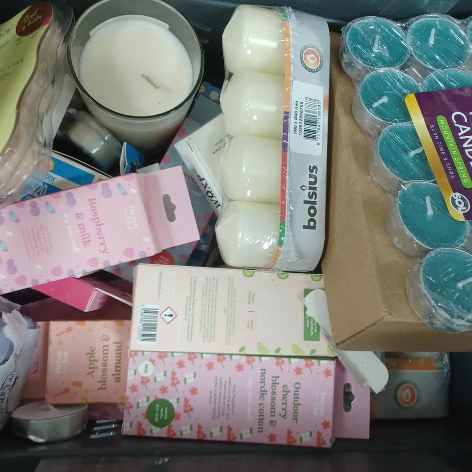 APPROXIMATELY 10 ASSORTED HOUSEHOLD ITEMS TO INCLUDE TEALIGHT CANDLES, UNSCENTED CANDLES, WAX MELT, ETC