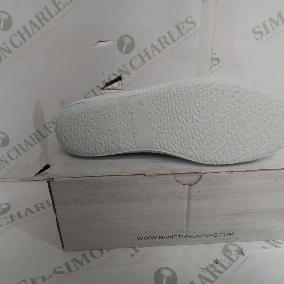 BOXED PAIR OF HAMPTON CANVAS SHOES IN GREEN - EU SIZE 38