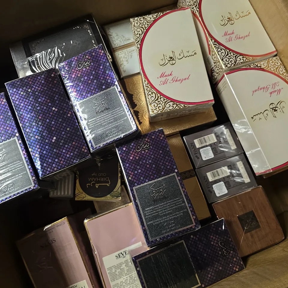 APPROXIMATELY 25 ASSORTED BOXED FRAGRANCES TO INCLUDE OUD ROMANGEA FAKHAMA EAU DE PARFUM, NUSUK NUKHBAT AL MUSK EAU DE PARFUM, MUSK AL GHAZAL, ETC - COLLECTION ONLY