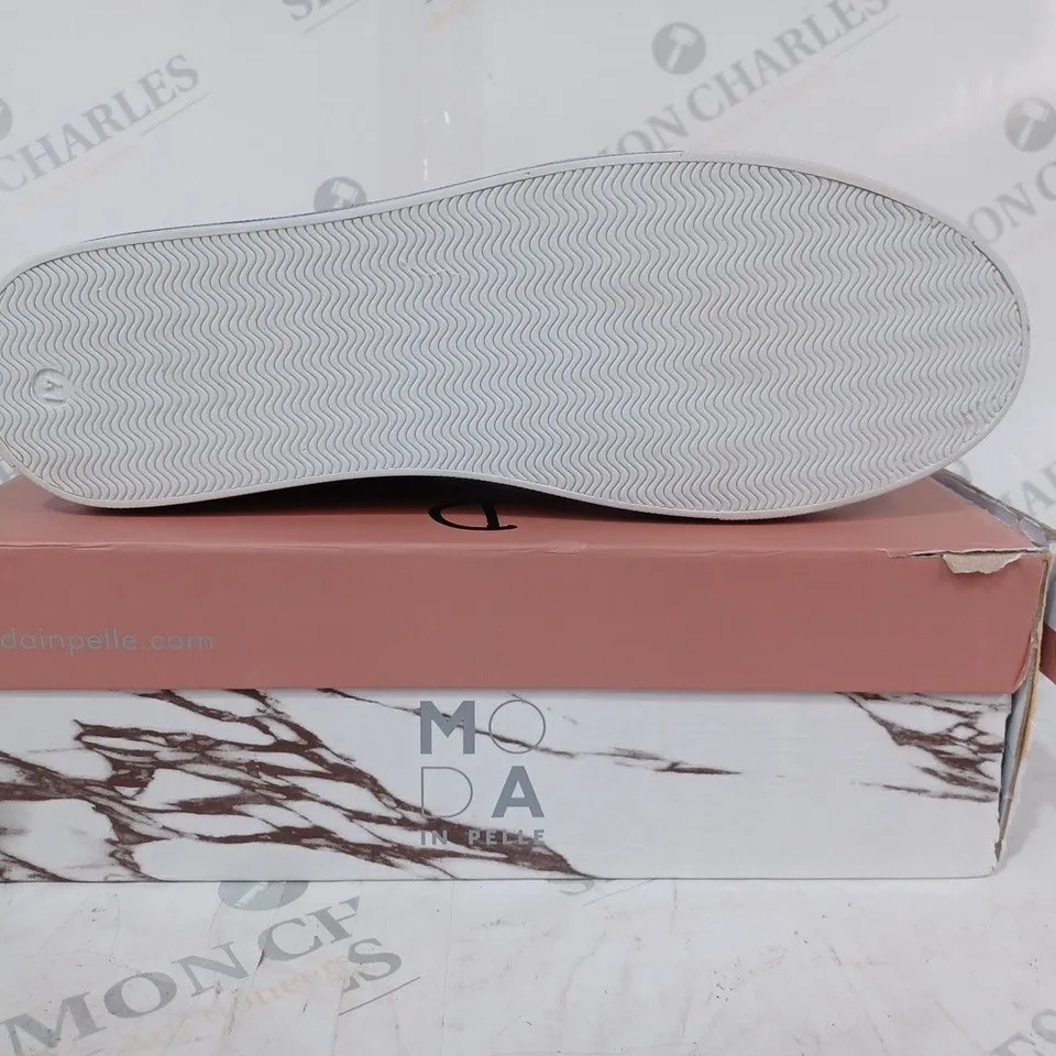 BOXED MODA IN PELLE BAYLEN LEATHER TRAINERS IN TAUPE SIZE 8