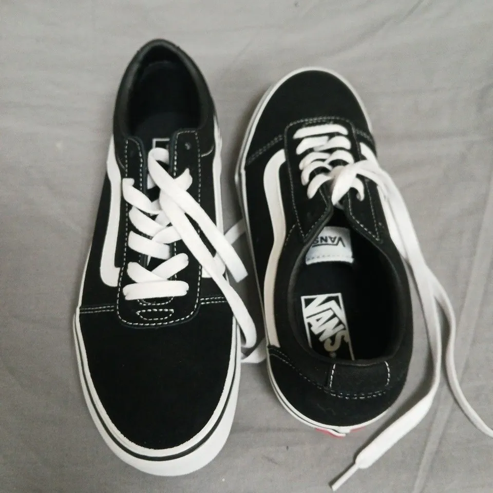 VANS OLD SKOOL SNEAKERS IN BLACK & WHITE - UK 7