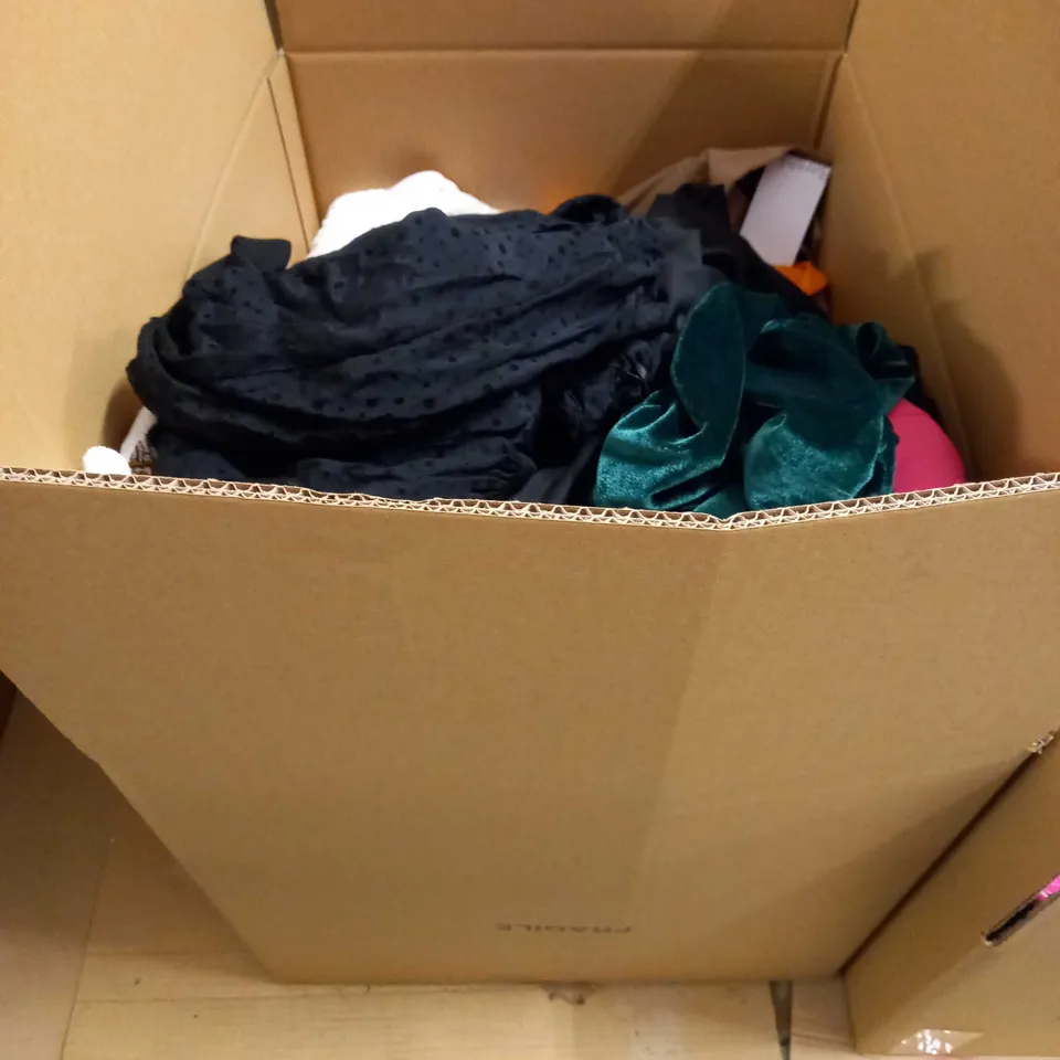 LOT OF APPROX 20 ASSORTED CLOTHING ITEMS VARYING IN SIZE/COLOUR/STYLE TO INCLUDE: TROUSERS, SKIRTS, TOPS