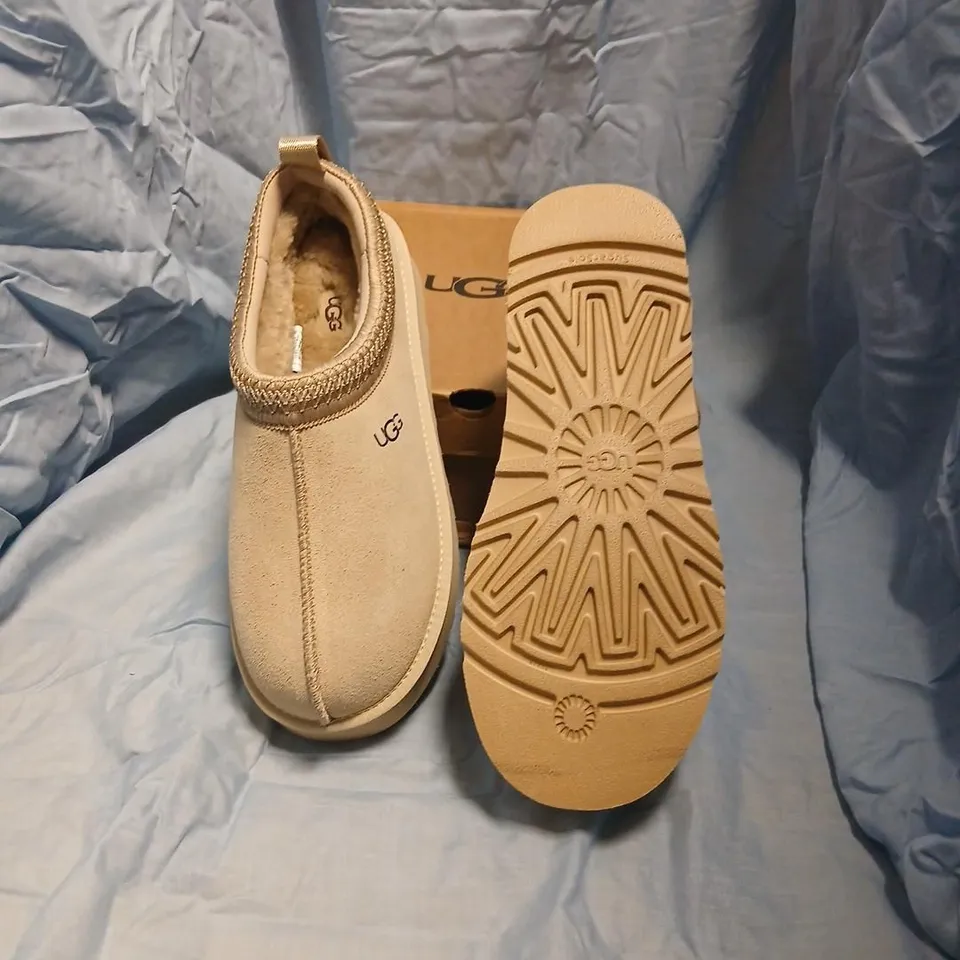 UGG WOMEN’S SLIP-ON SUEDE MOCCASIN SLIPPERS – BEIGE, UK 10 (US 12 / EU 43) WITH BOX & SOCKS