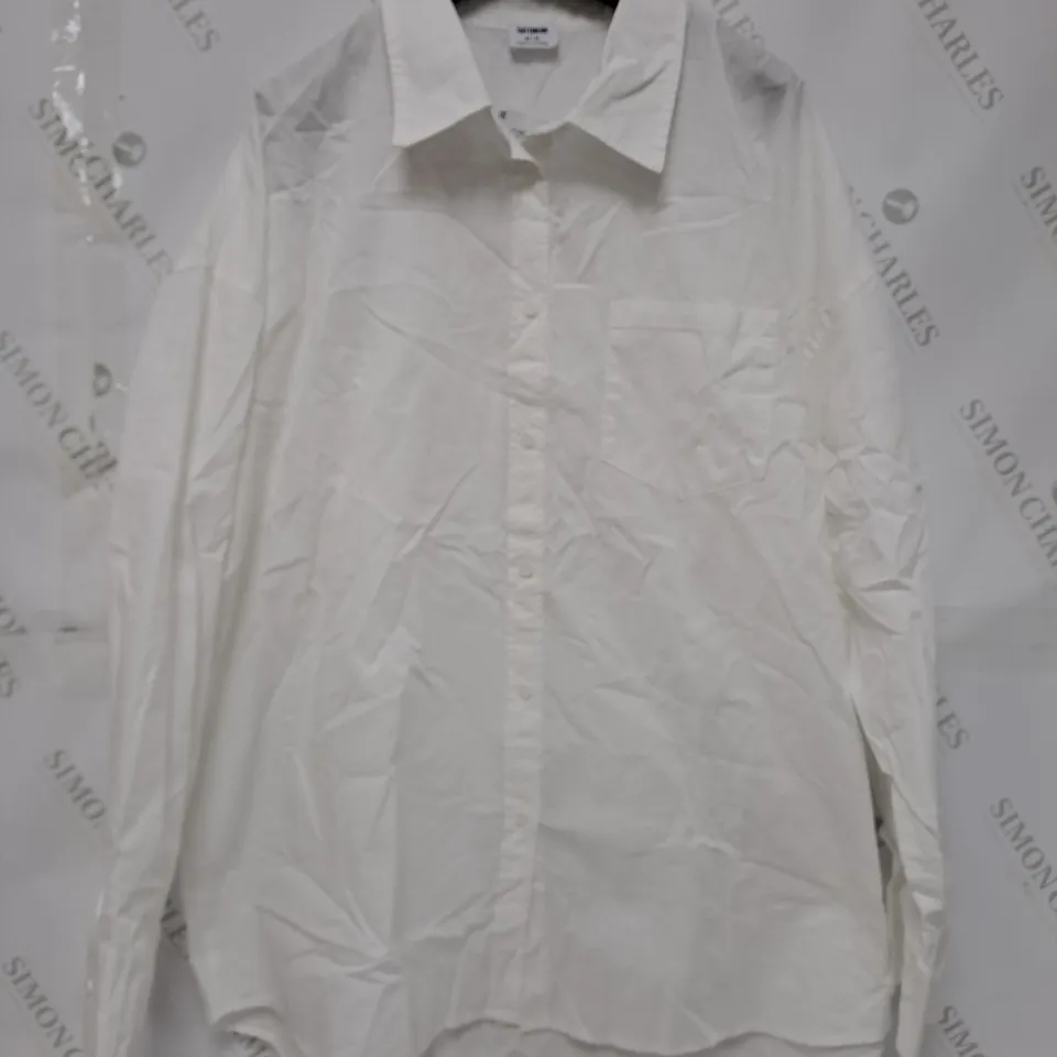 10 ASSORTED NEW CLOTHING ITEMS TO INCLUDE DAD SHIRT, CROP HOODIE, JEANS, ETC