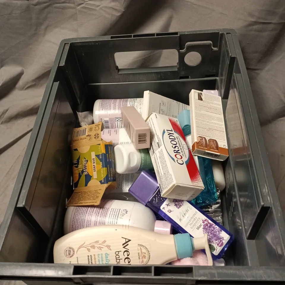 APPROXIMATELY 15 X ASSORTED COSMETIC ITEMS TO INCLUDE COLOR WOW ROOT COVER UP, UKLASH BOOST MASCARA, CORSODYL, SOAP BAR, LIPGLOSS ETC