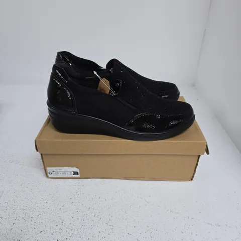 BOXED PAIR OF JO & JOE JESSICA SHOES IN BLACK - UK 7