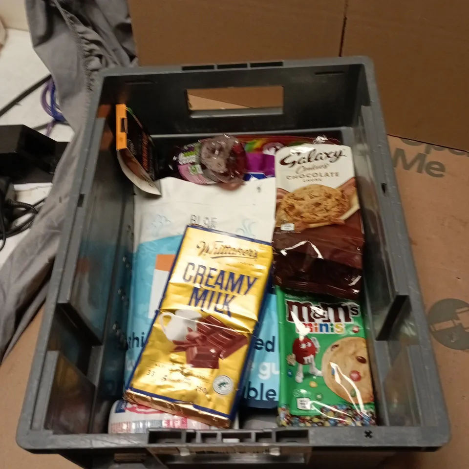 TOTE OF APPROXIMATELY 9 ASSORTED FOOD AND DRINK TO INCLUDE: HUEL STRAWBERRY AND CREAM 