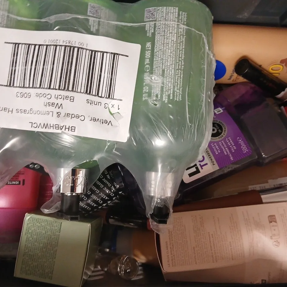APPROXIMATELY 15 ASSORTED COSMETIC ITEMS INCLUDING VARIOUS MAKES AND BRANDS - COLLECTION ONLY