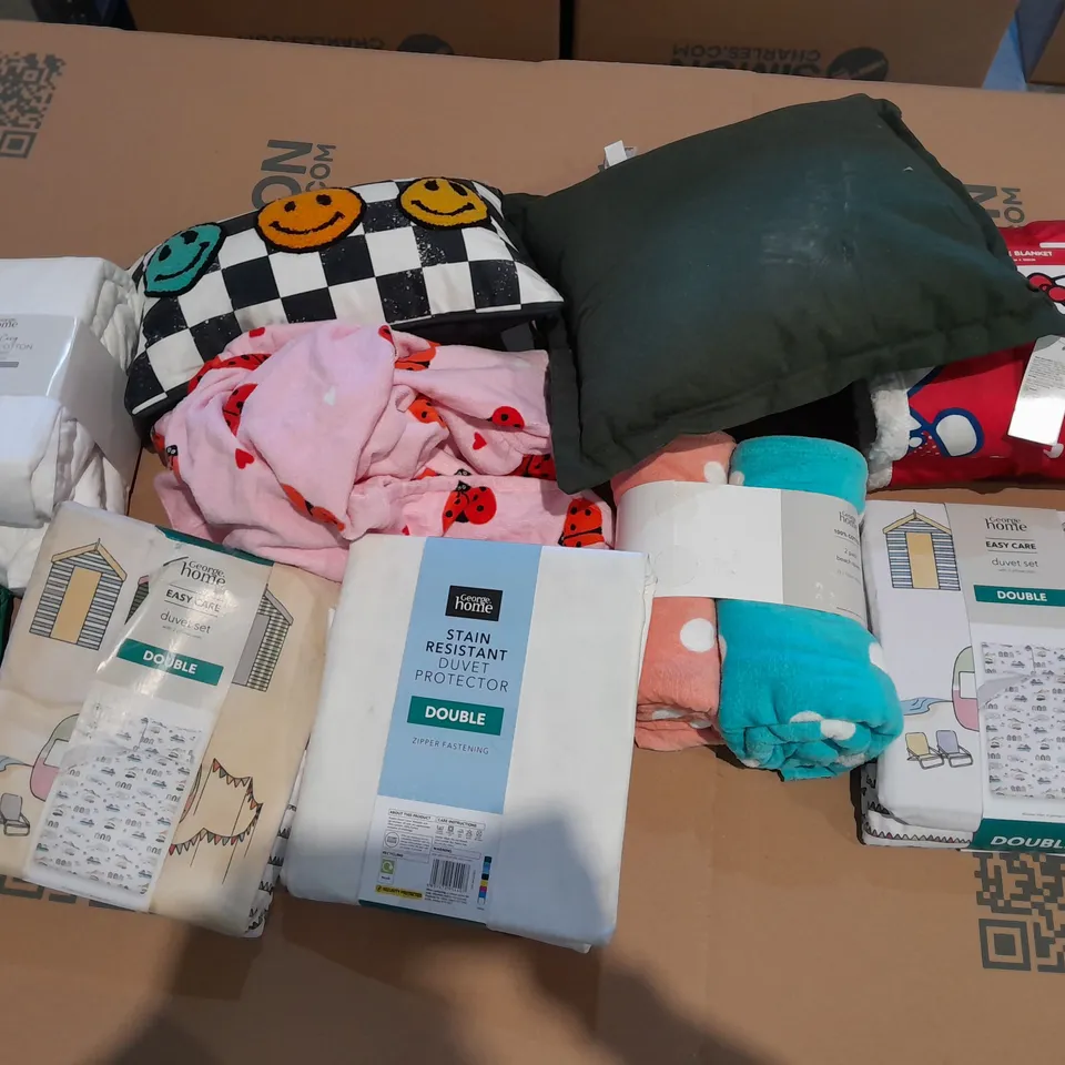 BOX OF APPROXIMATELY 10 ASSORTED BEDDING AND SOFT FURNISHING ITEMS TO INCLUDE - THROW PILLOWS - DUVET SETS - PILLOWCASES ETC. 