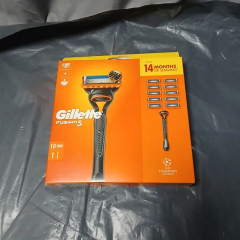 GILLETTE FUSION5 RAZOR BOXED WITH REPLACEMENT CARTRIDGES