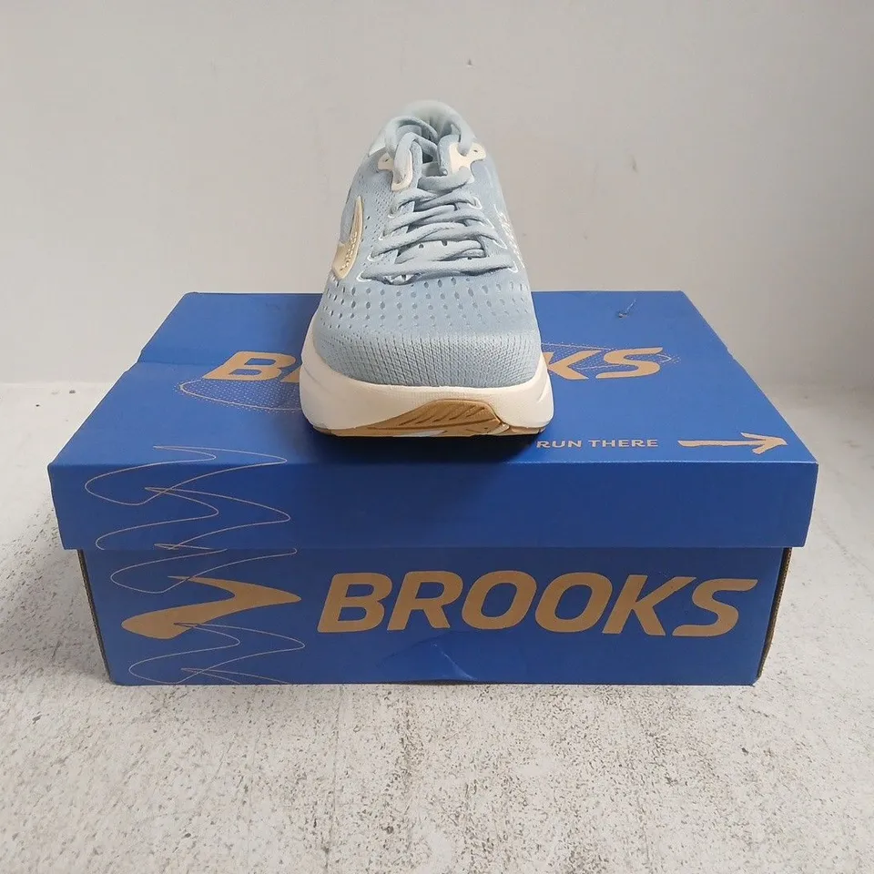BOXED PAIR OF BROOKS GHOST MAX 3 TRAINERS IN BLUE/CREAM SIZE UK 6.5