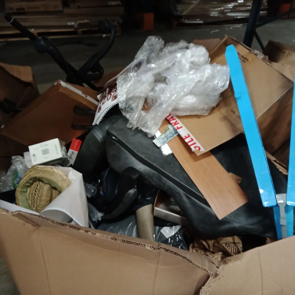 PALLET OF ASSORTED ITEMS TO INCLUDE;FLOOR TILES, GAMING CHAIR, CALENDER,CLOTHES LINE