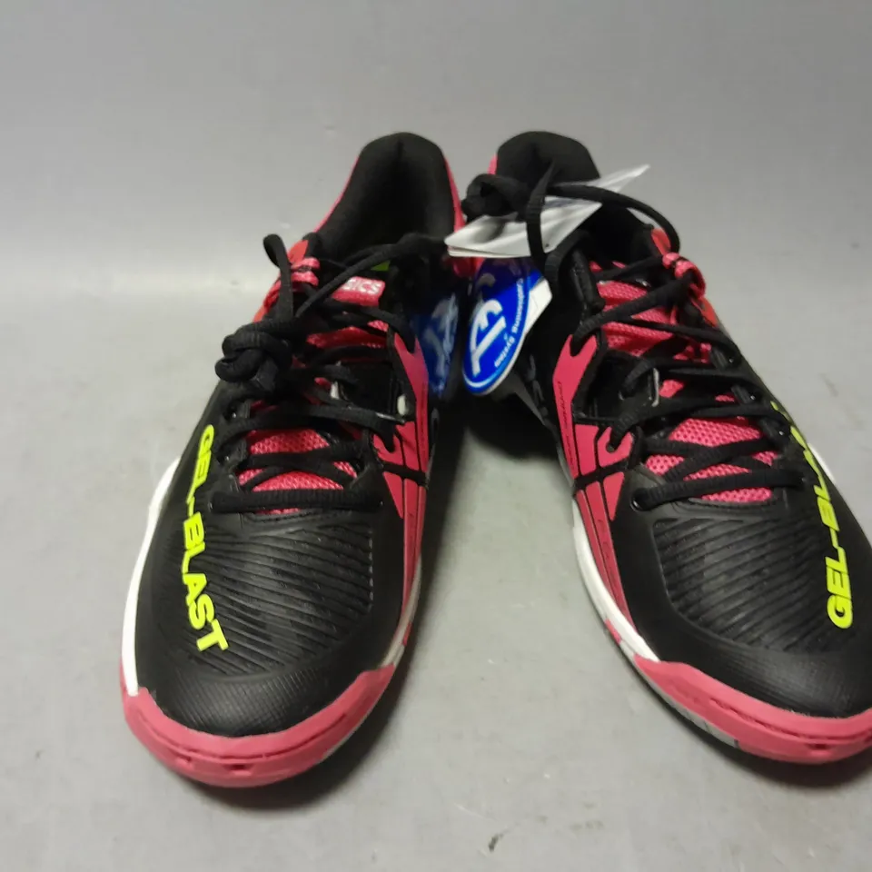 PAIR OF ASICS GEL-BLAST TRAINERS IN BLACK/PINK - EU 40