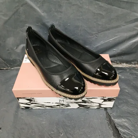 BOXED PAIR OF MODA IN PELLE EGLETON SHOES - 6