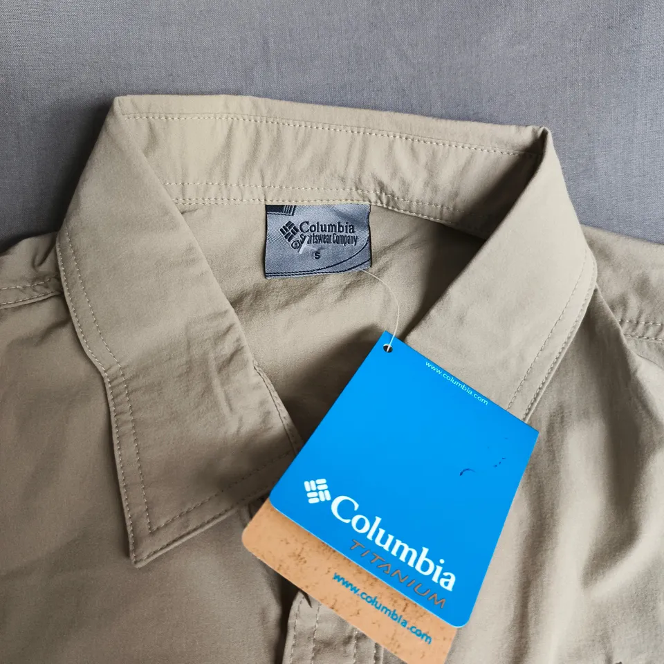 COLUMBIA TITANIUM SHIRT – MEN'S KHAKI LONG-SLEEVE BUTTON-DOWN (SIZE S)