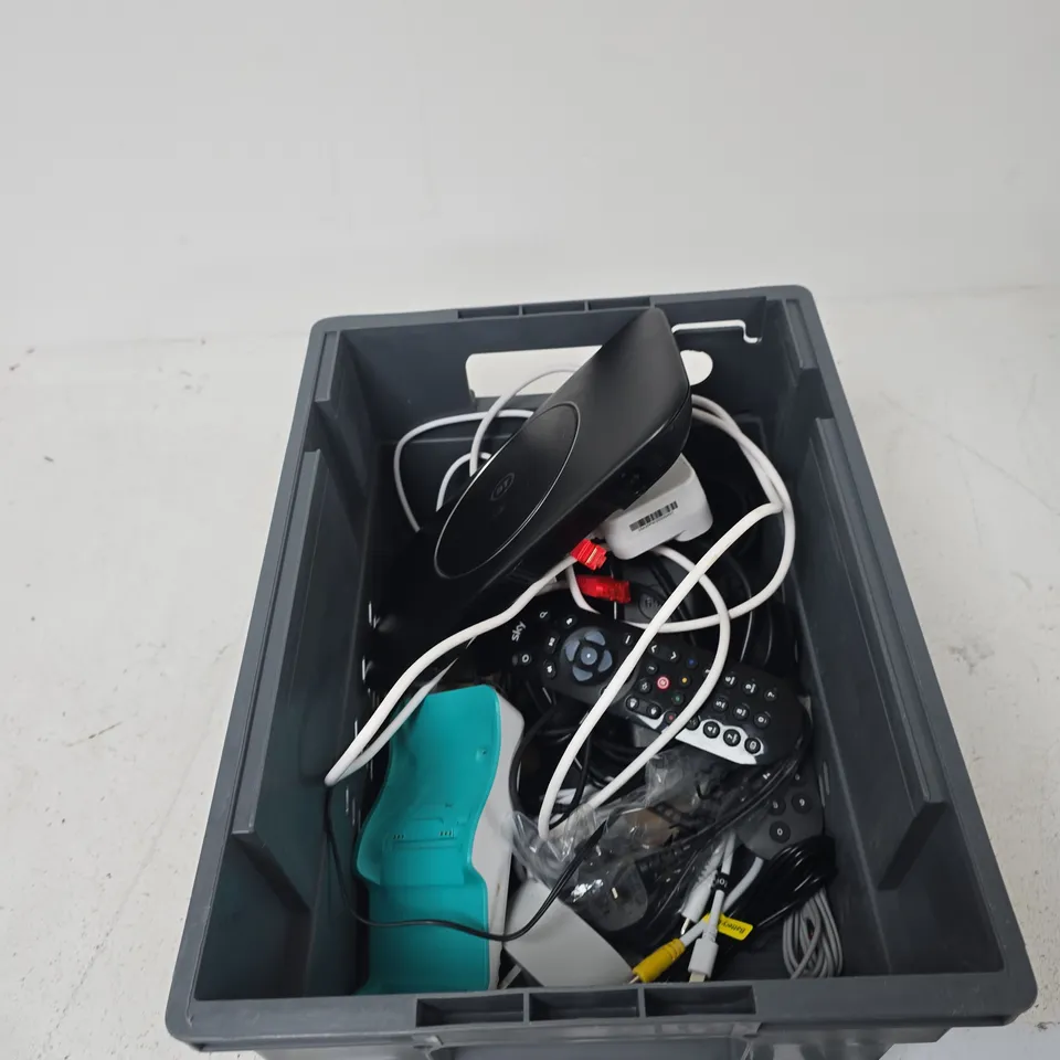 TOTE OF APPROXIMATELY 9 ASSORTED ITEMS TO INCLUDE: SKY ROUTER 