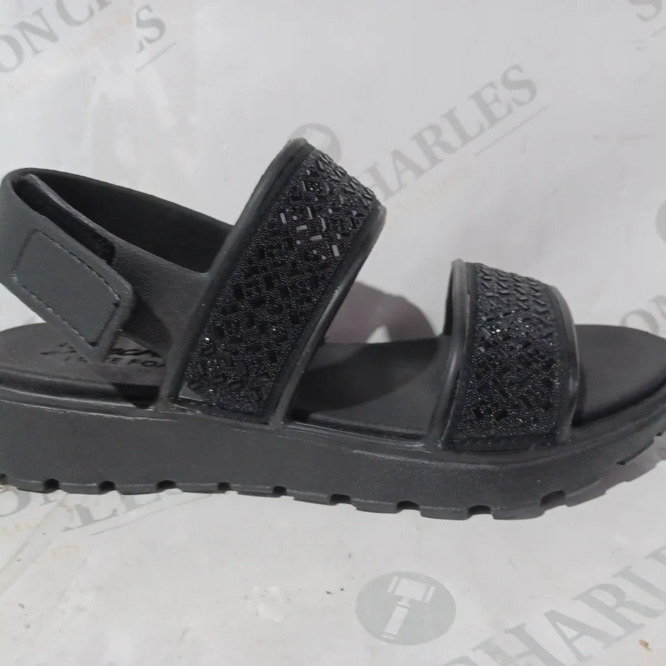 BOXED PAIR OF SKETCHERS PARTY SANDAL IN BLACK SIZE 5
