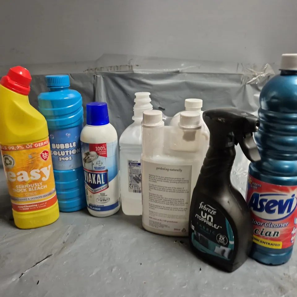 APPROXIMATELY 12 ASSORTED LIQUIDS TO INCLUDE ASEVI FLOOR CLEANER CIAN, EASY SERIOUSLY THICK BLEACH, GREENHOUSE SHADING PAINT, ETC - COLLECTION ONLY