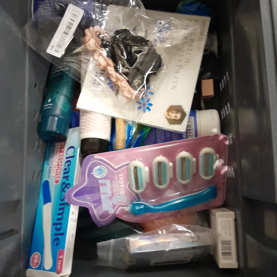 APPROXIMATELY 20 ASSORTED HEALTH & BEAUTY ITEMS TO INCLUDE - HEAD & SHOULDERS SHAMPOO, CORSODYL MOUTHWASH AND GILLETTE BLADES