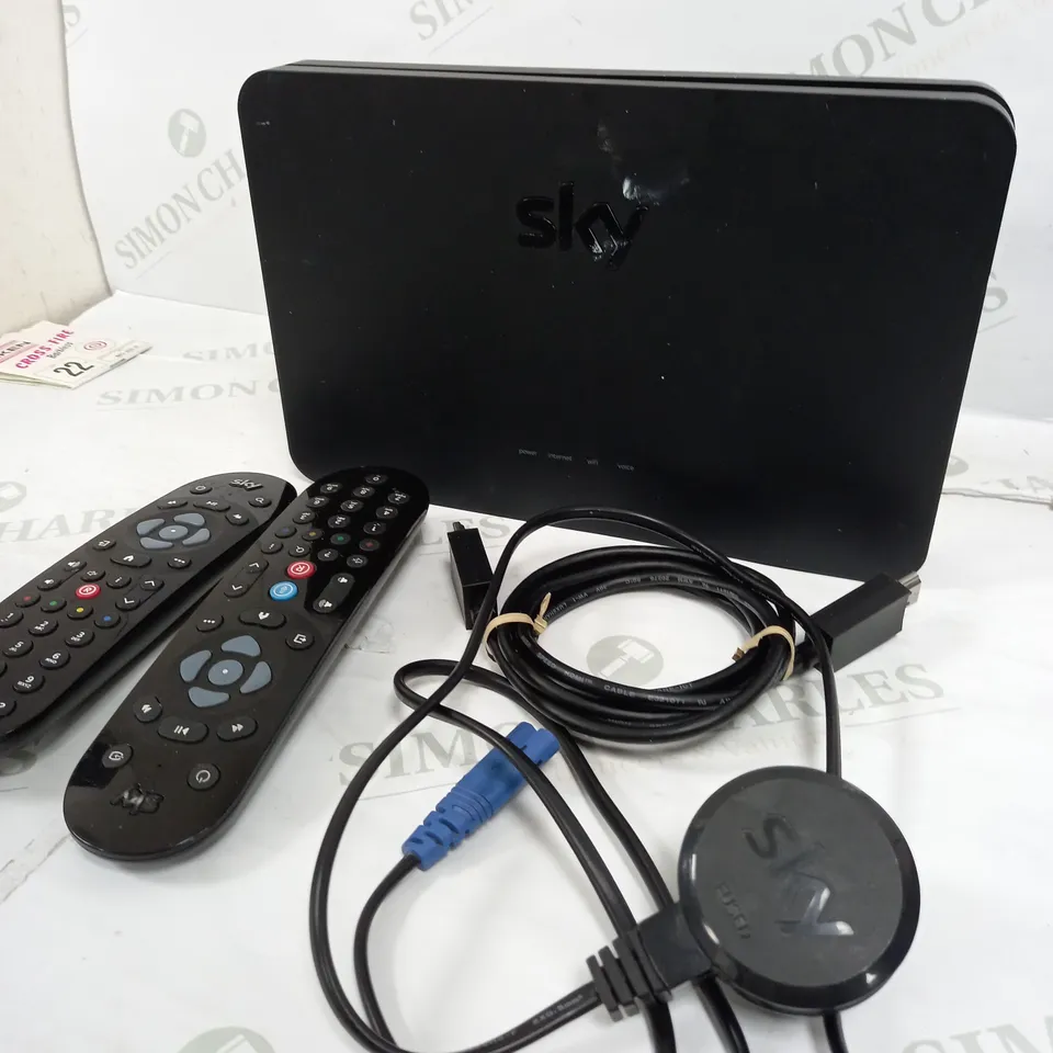 BOX OF APPROXIMATELY 10 ASSORTED ITEMS TO INCLUDE - HDMI, SKY BOX, REMOTE ETC