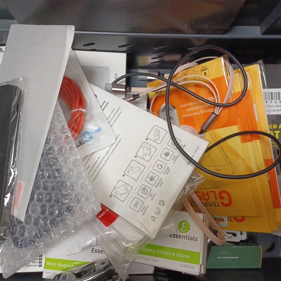BOX OF APPROX 15 ITEMS INCLUDING ASSORTED PHONE CASES AND SCREEN PROTECTORS FOR VARIOUS ITEMS