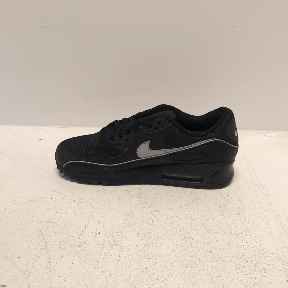 NIKE AIR MAX SNEAKERS – BLACK (UK 7.5)