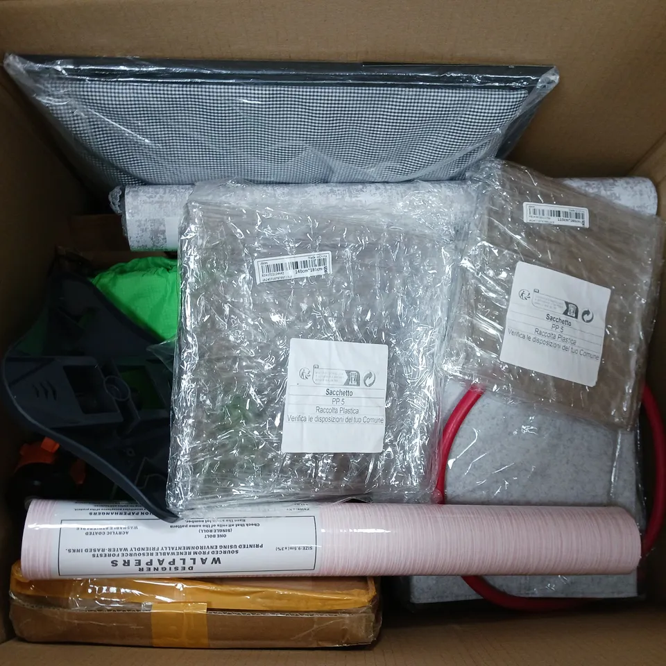 BOX OF APPROXIMATELY 8 ASSORTED ITEMS TO INCLUDE - 150CM FAUCET, BLACK RUCKSACK, AND HP LASERJET 415A ETC. 