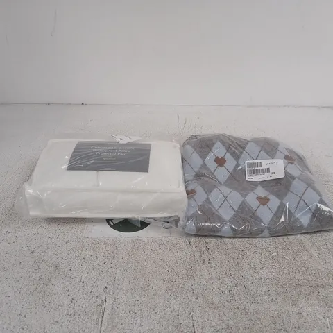 BOX OF APPROXIMATELY 20 ASSORTED HOUSEHOLD ITEMS TO INCLUDE CLOTHING, BEDDING ETC