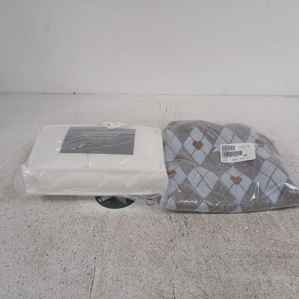 BOX OF APPROXIMATELY 20 ASSORTED HOUSEHOLD ITEMS TO INCLUDE CLOTHING, BEDDING ETC