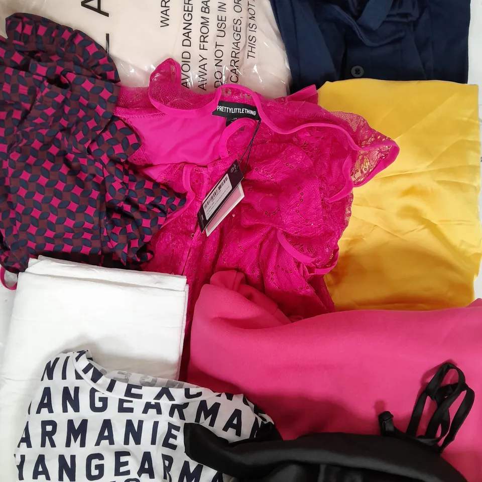 BOX OF APPROXIMATELY 25 ASSORTED CLOTHING ITEMS TO INCUDE - DRESSES , TOPS, HAT - ETC