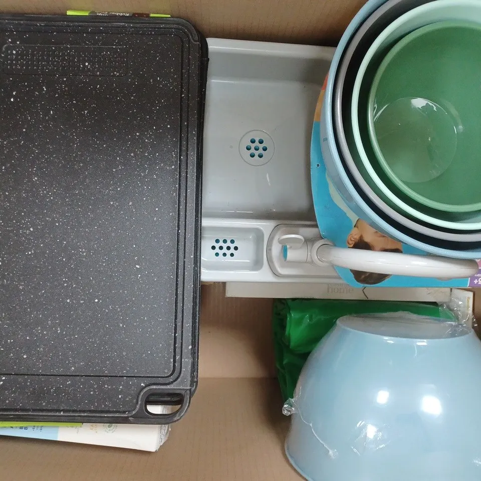 BOX OF APPROXIMATELY 10 ASSORTED HOUSEHOLD ITEMS TO INCLUDE SCOVILLE 2-PIECE CUTTING BOARD SET, MAM EASY ACTIVE BABY BOTTLE, ETC - COLLECTION ONLY