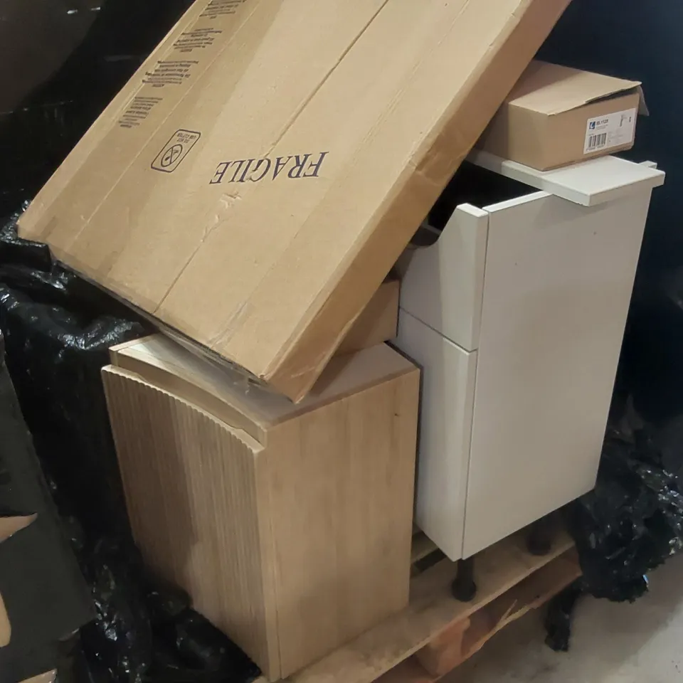 PALLET CONTAINING A LARGE QUANTITY OF BATHROOM FURNITURE PARTS INCLUDING: BATHROOM UNIT PARTS ECT