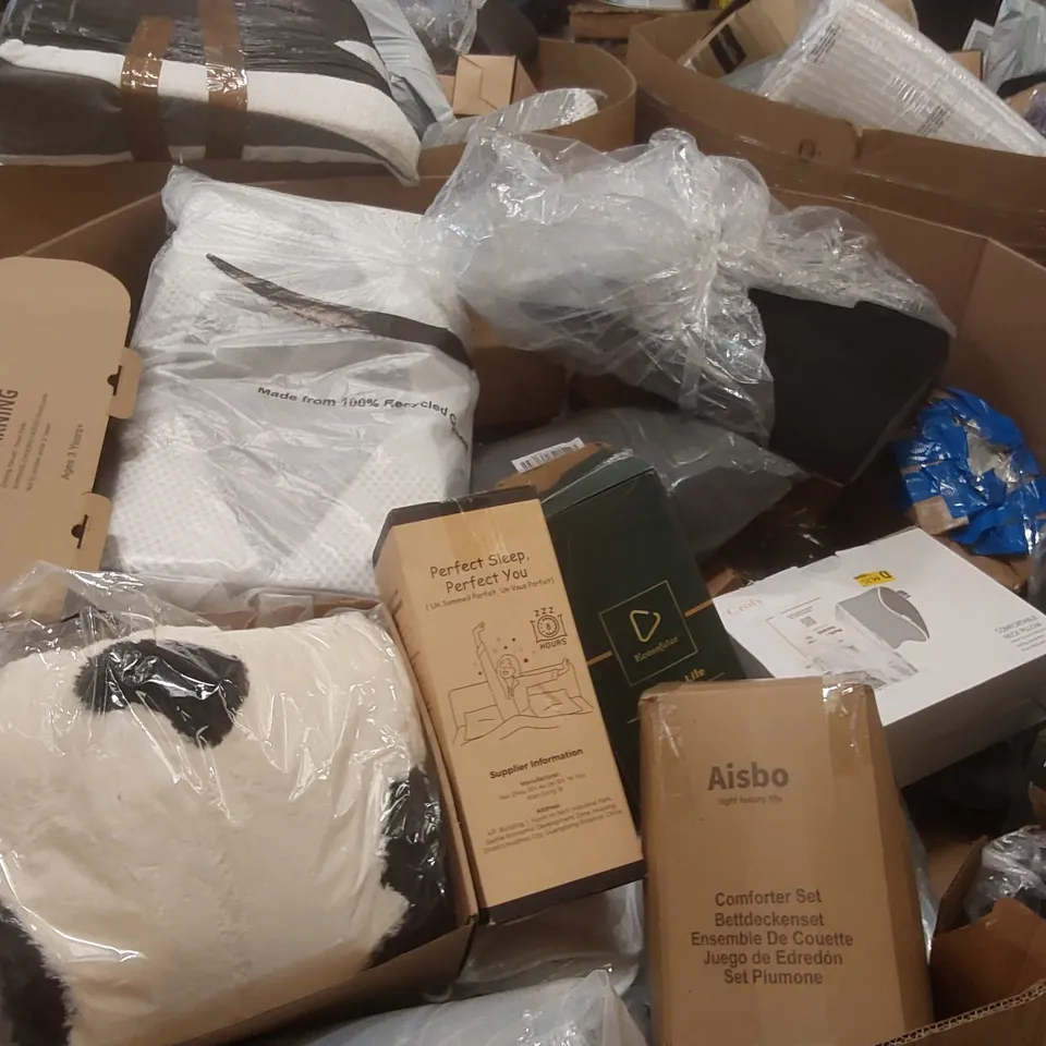 PALLET CONTAINING A VERY LARGE QUANTITY OF ASSORTED PILLOWS AND RELATED BEDDING/COMFORT PRODUCTS ECT