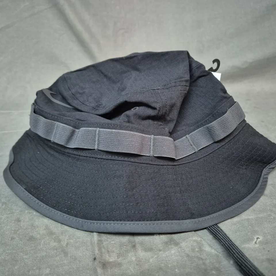 NIKE BUCKET HAT IN BLACK/GREY SIZE MEDIUM