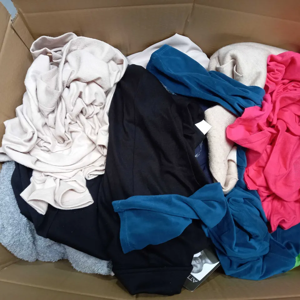 BOX OF APPROX 25 ASSORTED CLOTHING ITEMS TO INCLUDE - CENTIGRADE 2XL CARDIGAN - CAROLE HOCHMAN S - QUACKS FACTORY ECT