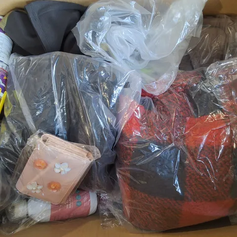 APPROXIMATELY 15 ASSORTED ITEMS TO INCLUDE HANDBAGS, COLLAGEN DRINK, PURPLE POWER STAIN REMOVER, ETC