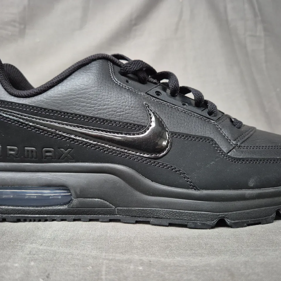 PAIR OF NIKE AIR MAX SHOES IN BLACK UK SIZE 9.5