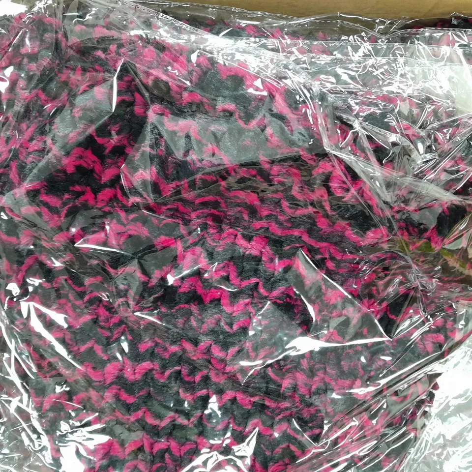 BOX OF APPROXIMATELY 20 ASSORTED CLOTHING ITEMS TO INCLUDE SOCKSNOB HOSIERY AND PIA ROSSINI SNOODS - COLOURS AND SIZES MAY VARY