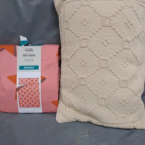 BOX OF APPROXIMATELY 10 ASSORTED HOUSEHOLD ITEMS TO INCLUDE BEDDING, CUSHIONS, ETC, IN VARIOUS STYLES, SIZES, AND COLOURS - COLLECTION ONLY