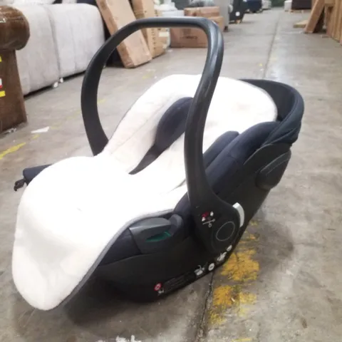 INFANT CAR SEAT/CARRIER 