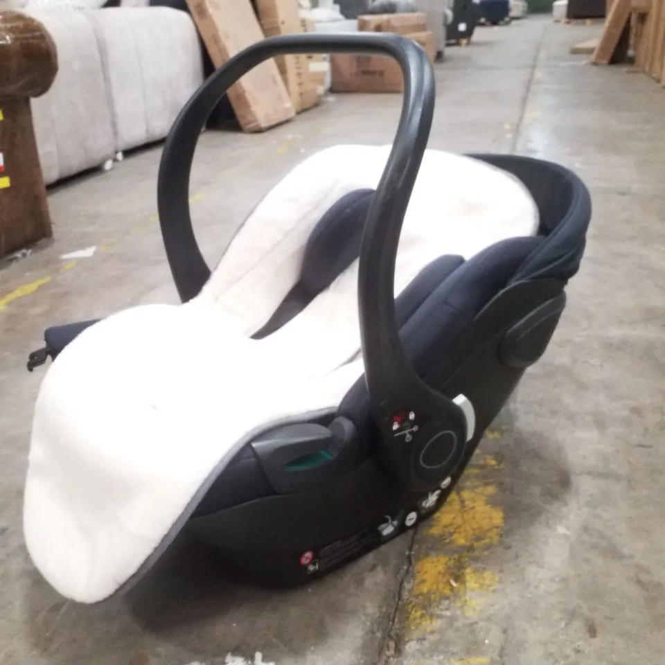 INFANT CAR SEAT/CARRIER 