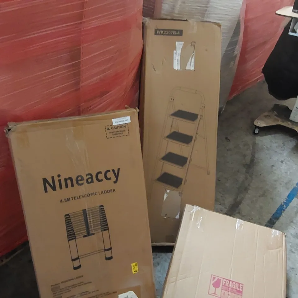 PALLET OF ASSORTED ITEMS INCLUDING: INOFIA BAGGED, BOXED AND ROLLED 135CM DOUBLE MATTRESS, 4.5M TELESCOPIC LADDER, STEP LADDER, MIRROR, RETRACTABLE GATE ECT