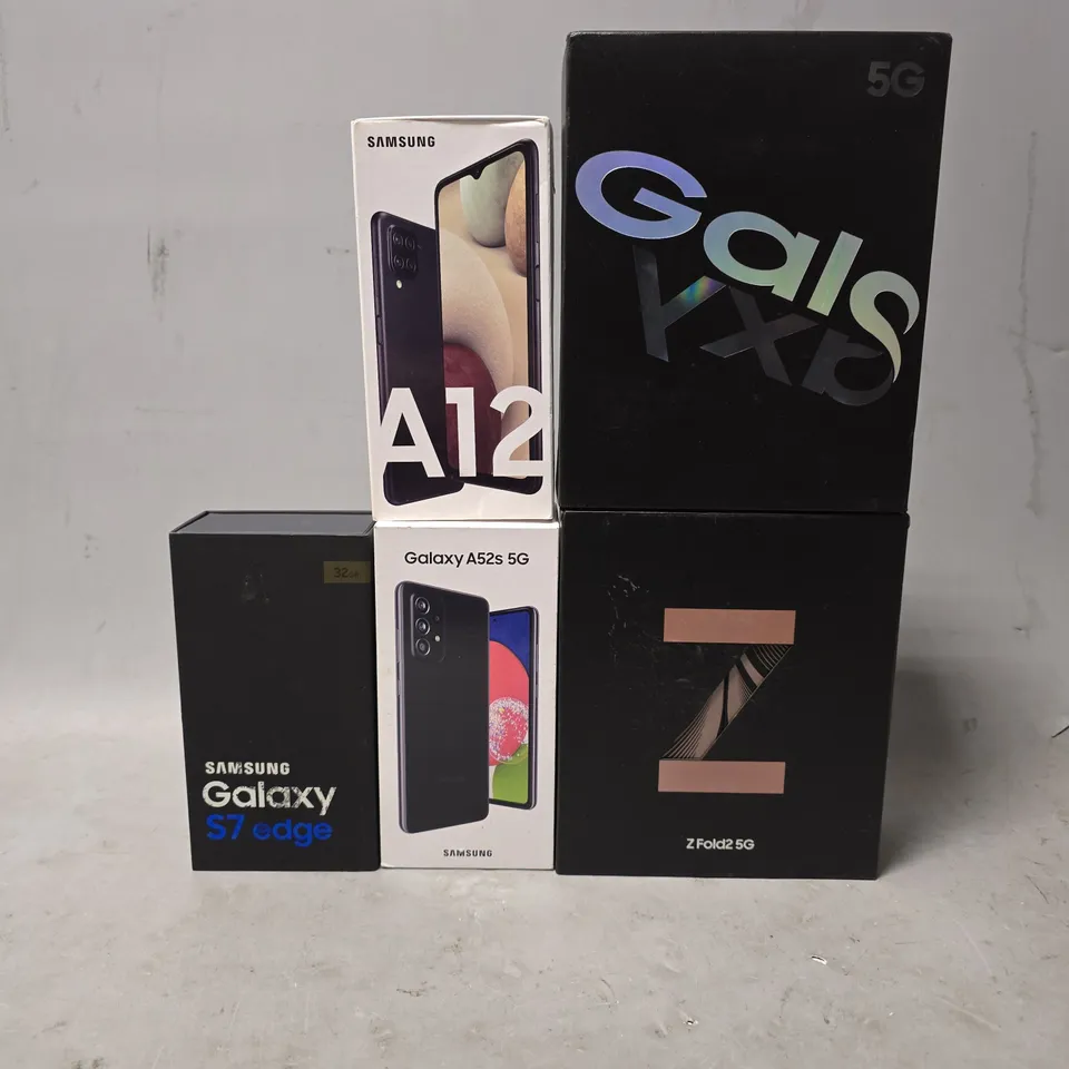 BOX OF APPROXIMATELY 15 ASSORTED SAMSUNG BOXES IN VARIOUS MODELS & COLOURS 